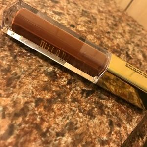 Milani: Amore Matte Lip Cream (comes w gift)